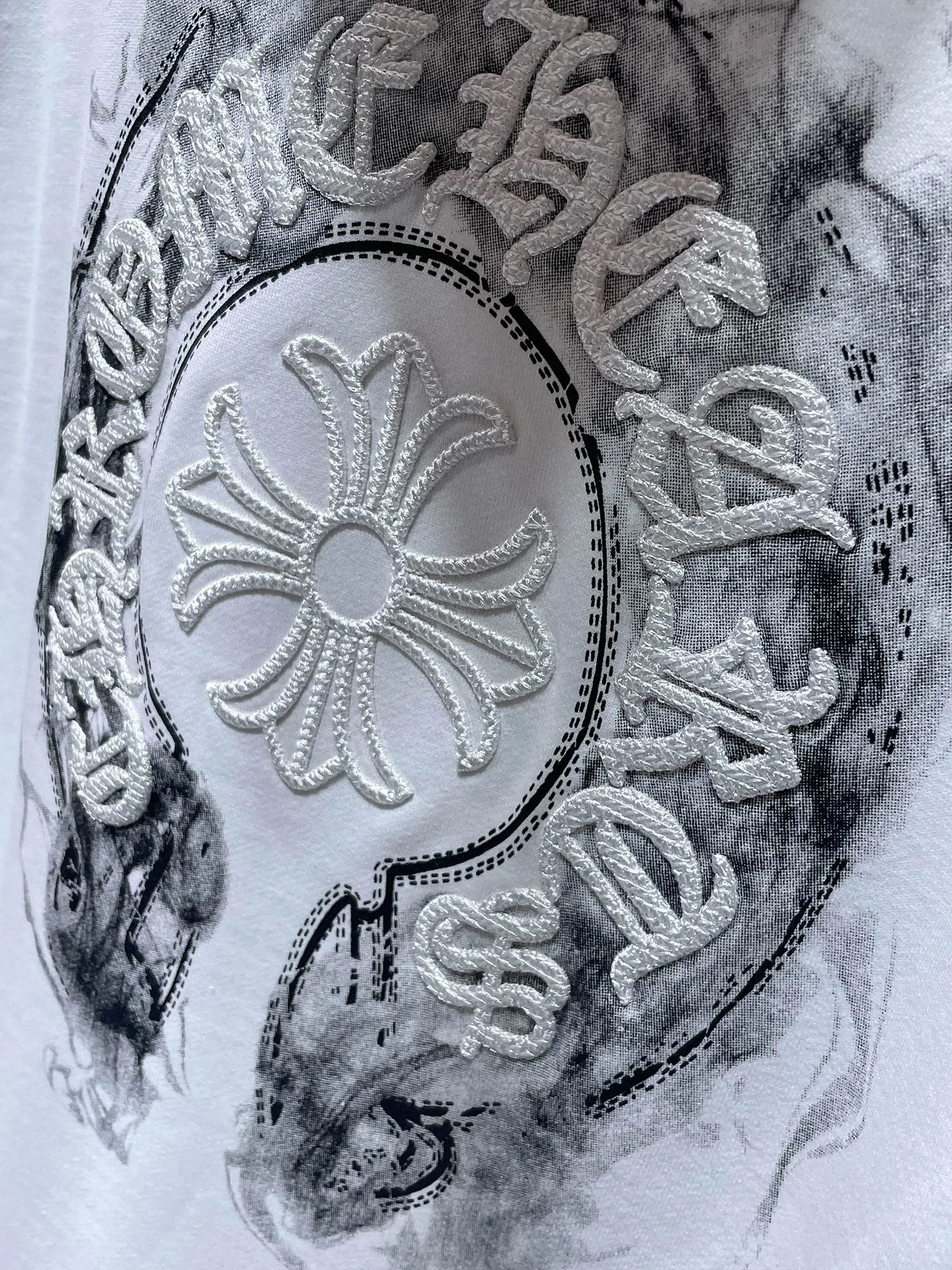 P260 Chrome Hearts Autumn and Winter 2025 Counter Synchronization Chrome Horseshoe Sanskrit Cross Embroidery Hand-painted Hooded Sweatshirt Vacuum Embroidery Method! Heavy embroidery! ! ! Tens of thousands of needles! ! Recommended colors: White Black Size: S, M, L, XL
